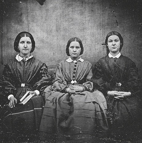 CHARLOTTE BRONTË (Thornton, 1816 – Haworth, 1855), EMILY BRONTË (Thornton, 1818 – Haworth, 1848) y ANNE BRONTË (Thornton, 1820 – Scarborouhg, 1849)